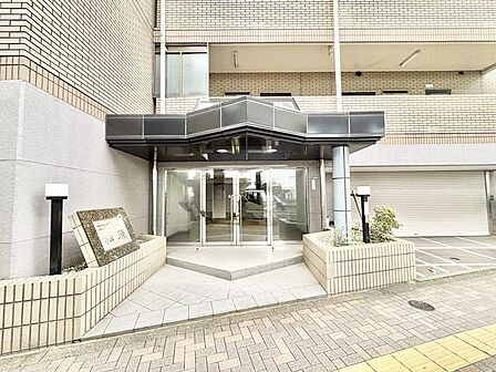落ち着きのある温かな風情のエントランスは、訪れる方々を優しく包み込み、心地よい空間を演出しています。