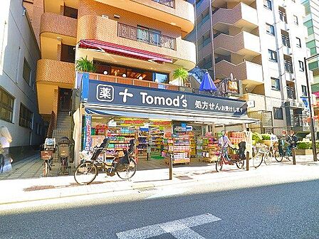 トモズ麻布十番店 210m