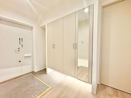 住まいの顔となる玄関は、落ち着きと華やぎの満ちた空間に。