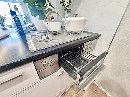 忙しいときでも一度にたくさんの料理が作れる3口コンロ。使い勝手の良さを考えました。