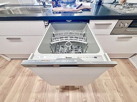 食器を洗っている間にお掃除など、様々なシーンで家事の時短に役立つビルトイン食洗機。