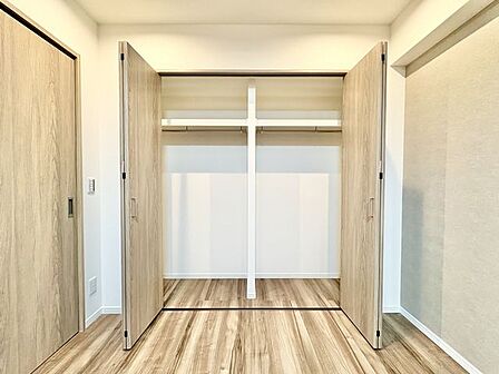 充分な収納スペースを確保。居室内に余計な家具を置く必要がないので、シンプルですっきりとした暮らし。