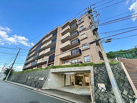お住まいはご家族を見守り受け入れてくれます。ご家族の「日常」という物語の舞台となることを祈っています。（空の加工を生成AIで行っています）