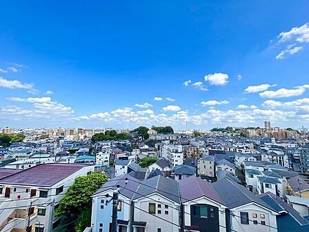 さまざまな表情の景色を眺めながら、くつろぎのひと時をお過ごし頂けます。（空の加工を生成AIで行っています）