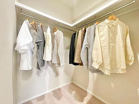 大容量収納可能なウォークインクローゼットはシーズンオフの服や普段使わない物をたくさん収納できます。