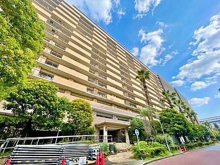 一日のはじまり、一日の終わり、お住まいは変わらずご家族を見守り、受け入れてくれます。（空の加工を生成AIで行っています）