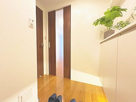 毎日出入りに使う玄関は外出する時は爽やかに、帰宅するときはホッとする落ち着いた空間へ。