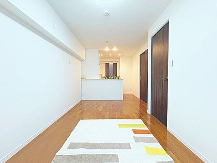 角住戸の開放感と独立性を謳歌するLDK。華やいだ気分で心満たされる、そんな空間です。