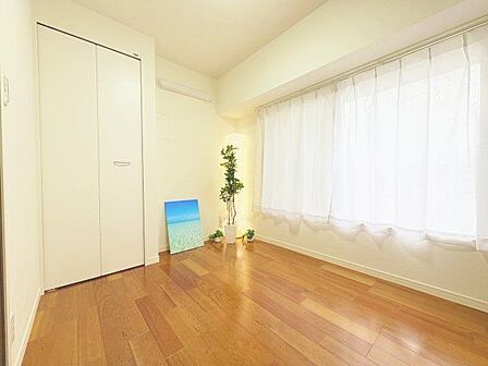 木のぬくもりを感じられる、のびのびとした明るい洋室です。いつまでも快適に暮らせる空間が広がります。