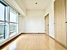 寝室：リビングで楽しく過ごした後はプライベートな時間を満喫。静かな環境でリラックスタイムをお過ごし下さい。