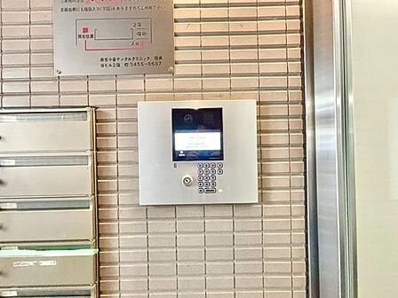 オートロック付で防犯面に配慮した住まいです。