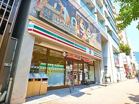 セブンイレブン麻布十番駅前店 150m