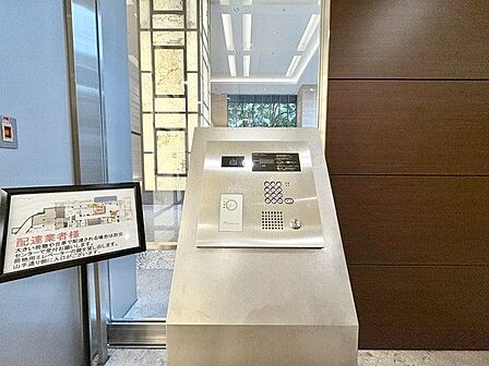 訪れる人はその建物が目的の物件かをマンション名プレートで確認するので、おしゃれなデザインだと好印象。