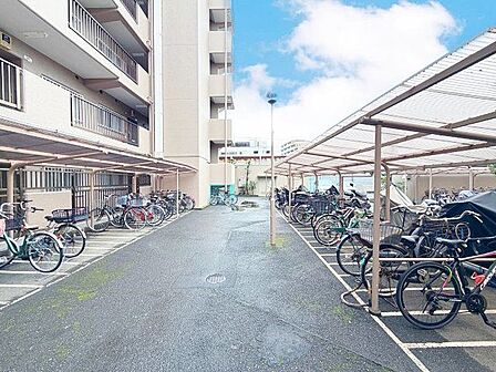 平置き駐輪場なので、重量のある電動自転車や子供乗せ自転車もラクラク出し入れできます。(空の加工を生成AIで行っています)