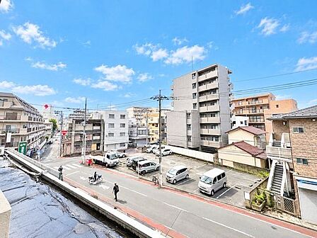 さまざまな表情の景色を眺めながら、くつろぎのひとときをお過ごしいただけます。(空の加工を生成AIで行っています)
