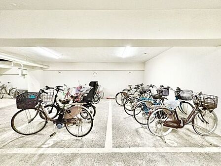 平置き駐輪場なので、重量のある電動自転車や子供乗せ自転車もラクラク出し入れできます。