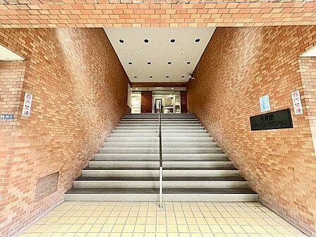 外と内をつなぐエントランスは、まさに顔となる場所。シンプルながらも上質な空間を作り出します。