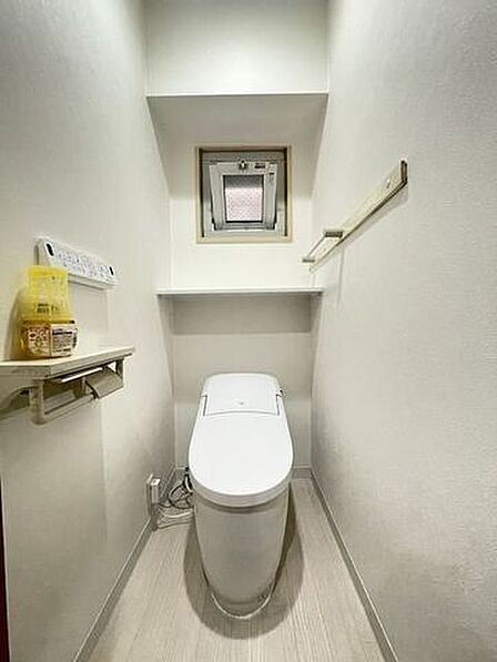 毎日使うものだから、「シンプルでムダのないデザイン」で空間と調和するタンクレストイレ。