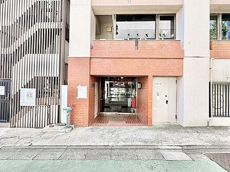 落ち着きのある温かな風情のエントランスは、訪れる方々を優しく包み込み、心地よい空間を演出しています。