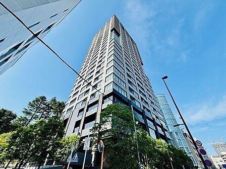 堂々たる趣ながら、主張し過ぎずどこか余裕を感じさせるシャープなフォルムで佇む邸宅。