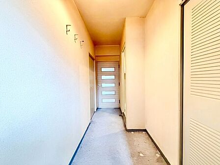 毎日出入りに使う玄関は外出する時は爽やかに、帰宅するときはホッとする落ち着いた空間へ。