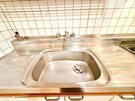 大きな調理器具や食器類もゆったり洗えるシンクです。