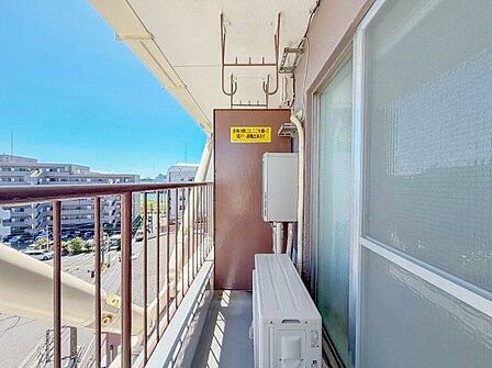 くつろぎの空間を演出するバルコニー。開放感と爽やかな風を感じていただけると思います。