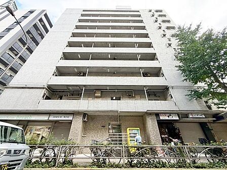 環境に調和した気品漂う外観。落ち着きのある上質な空間へといざないます。