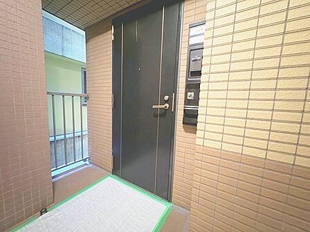 玄関ドアを開けると、リノベーションされ生まれ変わった室内がお出迎え。