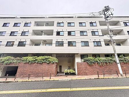 街並みに自然と馴染む色を基調とした外観は、温かみのある色合いが全体を包み、やさしい雰囲気を感じます。