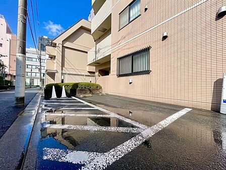 敷地内駐車場。(空の加工を生成AIで行っています)