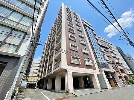 休日にショッピングを愉しんだり、美味しいものを食べたり、そんな彩りある暮らしが享受できる立地。(空の加工を生成AIで行っています。)