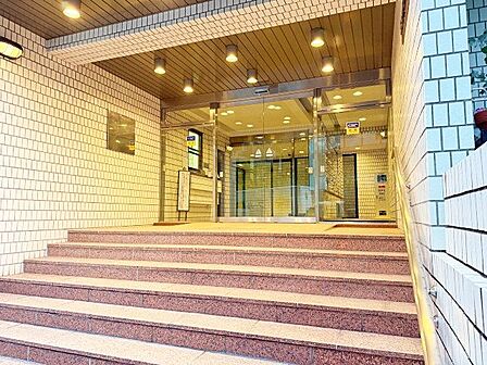 外と内をつなぐエントランスは、まさに顔となる場所。シンプルながらも上質な空間を作り出します。