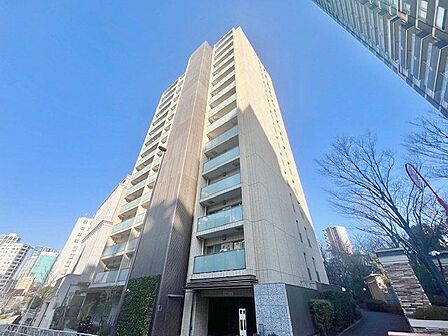 爽やかな青空の下に贅沢なほどに降り注ぐ陽光、豊かな居住性。クオリティが見事に調和した住空間。