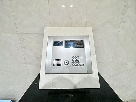 オートロック付で防犯面に配慮した住まいです。