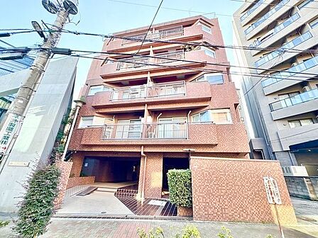年を重ねたからこそ醸し出せる重厚感。永く大切に住まわれてきた風格があります。