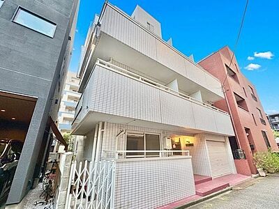 外観：住む人がいつまでも心地良さを感じ続けられる多様な住空間を創造します。 （空の加工を生成AIで行っています）
