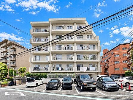 住まう方々が歳月をかけて育んだ豊かな歴史を感じるマンション。気品溢れる佇まいが暮らしを素敵に変える。(空の加工を生成AIで行っています)