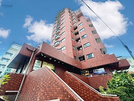 時代の移ろいを重ね、趣きのある風情が浮かび上がる佇まいのマンションです。(空の加工を生成AIで行っています)