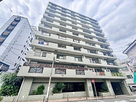 環境に調和した気品漂う外観。落ち着きのある上質な空間へといざないます。