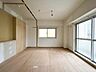 リビング/ダイニング：洗練された内装の住空間。伸びやかな空間のなかで、ゆったりとしたひとときを過ごせます。