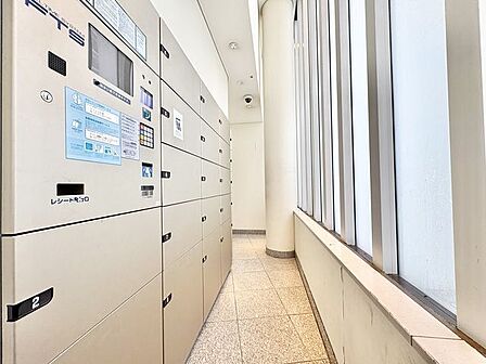 お仕事やお出かけで荷物が受け取れない時も大変便利な宅配ボックス完備。