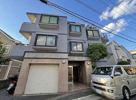 環境に調和した気品漂う外観。落ち着きのある上質な空間へといざないます。(空の加工を生成AIで行っています)