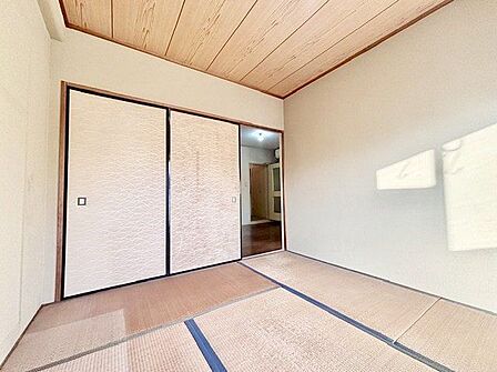 住まう方自身でカスタマイズして頂けるように「シンプル」にデザインされた室内。