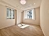 寝室：過ぎ行く時間をゆったりと感じられる落ち着いたお部屋。静かな環境でリラックスタイムをスタート。