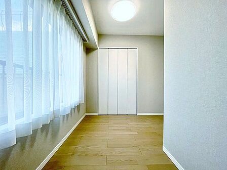 気持ちのよい風が舞い込み、やわらかな光がリラックスタイムへと誘います。
