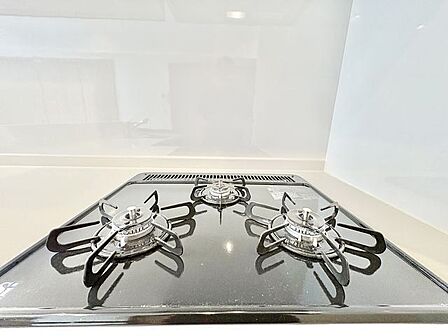 忙しいときでも一度にたくさんの料理が作れる3口コンロ。使い勝手の良さを考えました。