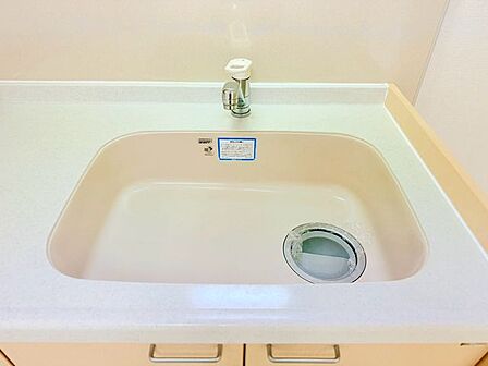 大きな調理器具や食器類もゆったり洗えるシンクです。