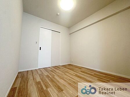 約5.4帖の洋室です。お子さまのお部屋や、集中して作業をする際のお部屋など、様々な用途での使用が期待できます。