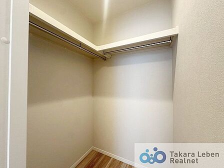 豊富な収納力のウォークインクローゼット。衣類だけではなく、スーツケースや小物類なども収納できるので、お部屋をすっきり片づけられます。